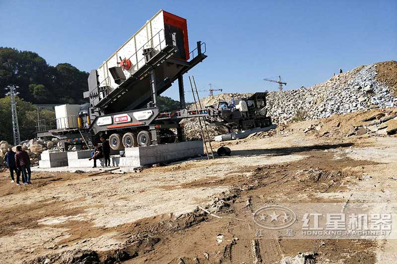 花崗巖輪胎移動式破碎機現場 花崗巖輪胎移動式破碎機現場