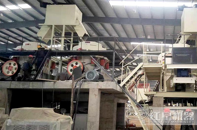 大型多缸液壓圓錐破碎機(jī)現(xiàn)場