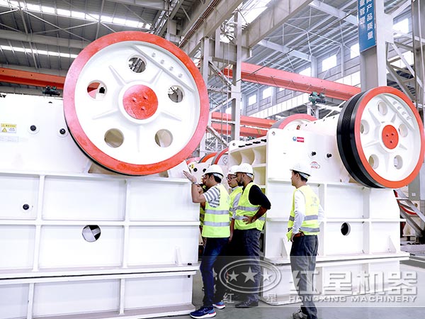 客戶來廠考察破碎設(shè)備中 客戶來廠考察破碎設(shè)備中