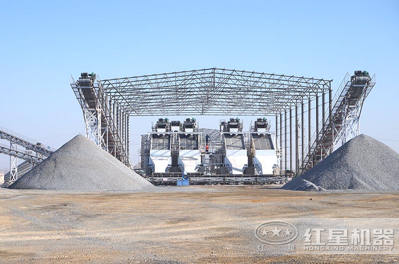 大型礦石破碎生產線現場 大型礦石破碎生產線現場