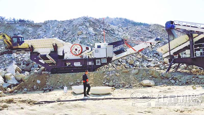 花崗巖履帶移動式破碎機現場 花崗巖履帶移動式破碎機現場