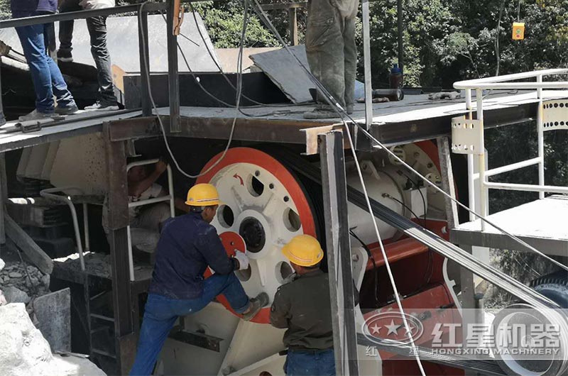 大型顎式破碎機現(xiàn)場 大型顎式破碎機現(xiàn)場