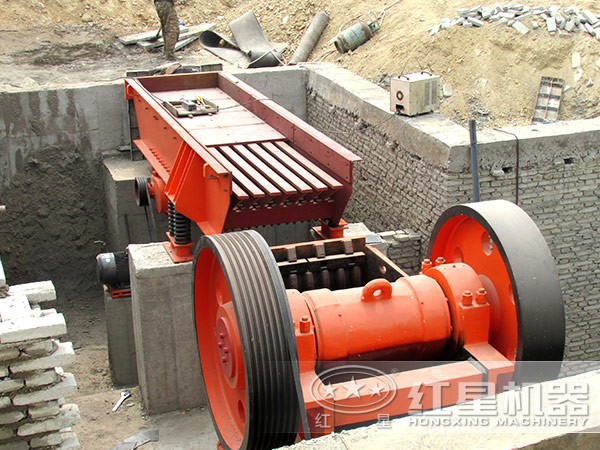 PE-200×300小型鄂破現(xiàn)場作業(yè)圖 PE-200×300小型鄂破現(xiàn)場作業(yè)圖