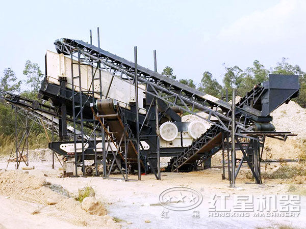 流動(dòng)嗑(碎)石機(jī)現(xiàn)場作業(yè) 流動(dòng)嗑(碎)石機(jī)現(xiàn)場作業(yè)