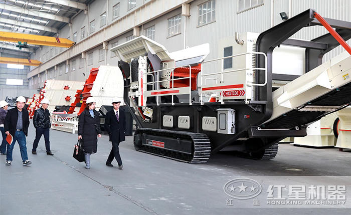 客戶參觀可移動建筑垃圾粉碎機進行詳細了解圖 客戶參觀可移動建筑垃圾粉碎機進行詳細了解圖