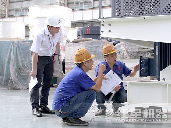 技術人員探討制砂機性能 技術人員探討制砂機性能