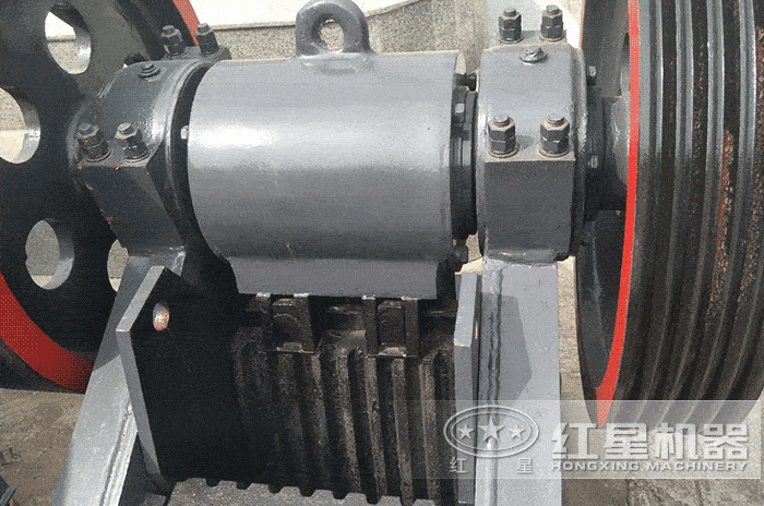 顎式破碎機進料口細節(jié)展示