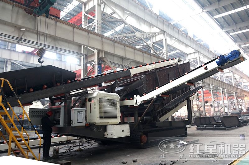 廢石粉碎機_廢石破碎機車間工人安裝中 廢石粉碎機_廢石破碎機車間工人安裝中