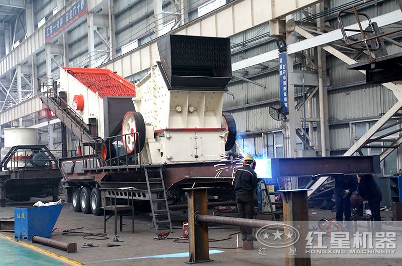 紅星技術(shù)工人車間作業(yè) 紅星技術(shù)工人車間作業(yè)