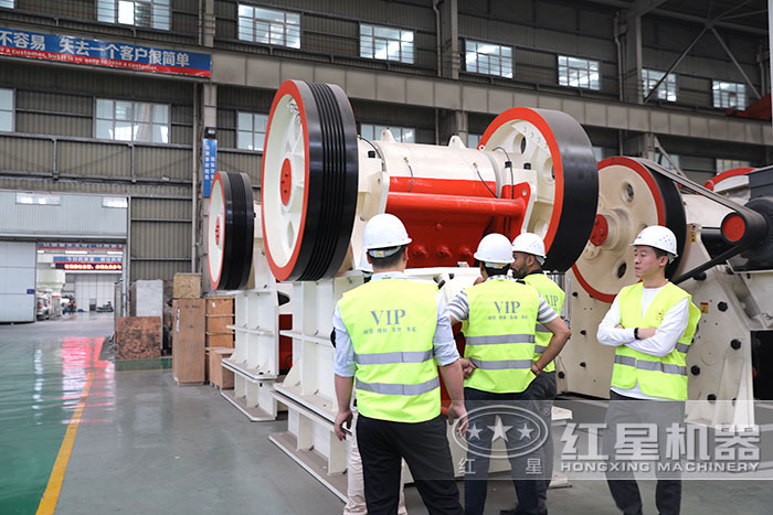 印度客戶到車(chē)間參觀鄂式破碎機(jī)