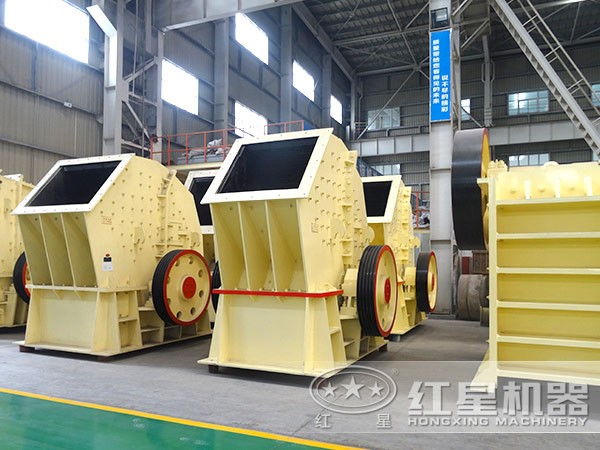 時產(chǎn)600噸重錘型破碎機生產(chǎn)車間